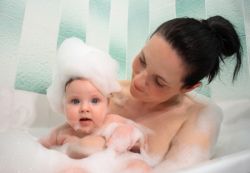 защо бебето плаче след къпане