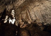 сталагмиты в пещере Арта