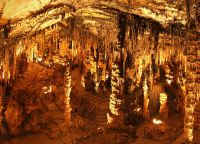 Колонный зал в пещере Арта