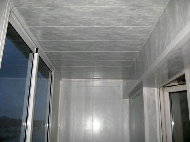 потолок на лоджии из панелей пвх