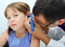 Dijete se žali na bol u uhu