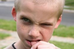 proč dítě kousne nehty