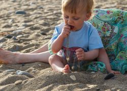 Otrok je jedel pesek