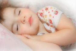 zakaj otrok hrani v spanju