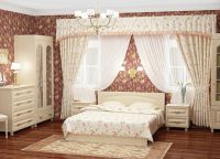 Комбинацията от бели и кафени цветя във вътрешността на спалнята -3