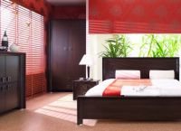 Комбинација тамног намештаја са зидовима шипова у унутрашњости спаваће собе -3