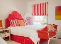 Kombinacija crvene i bijele boje u unutrašnjosti spavaće sobe -1
