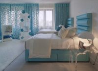 Комбинацията от сини и бели цветя във вътрешността на спалнята -1