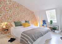Kombinacija bele pohištva s svetlo steno v notranjosti spalnice -1
