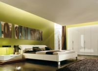 Комбинацията от бели мебели и светла стена във вътрешността на спалнята -3