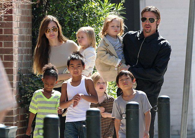 Анджелина Джоли и Бржд Питт с детьми