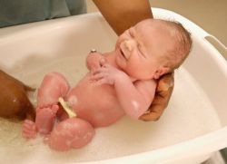 Първото къпене на детето след майчинската болница