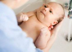 Kupanje novorođenčadi nakon porodničke bolnice