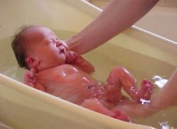 къпенето на едномесечно бебе