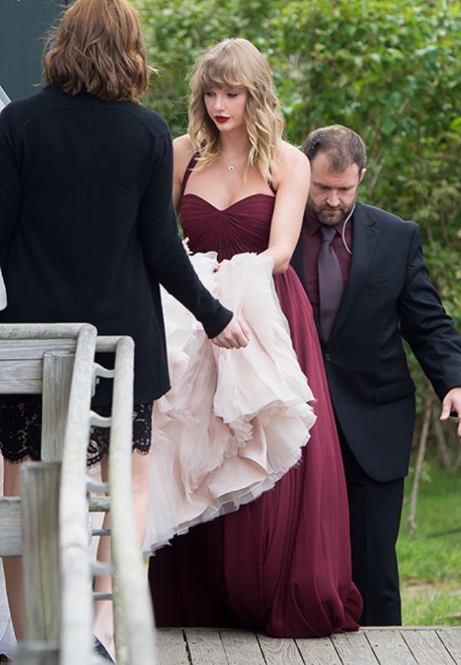 Тейлор в платье цвета вишни