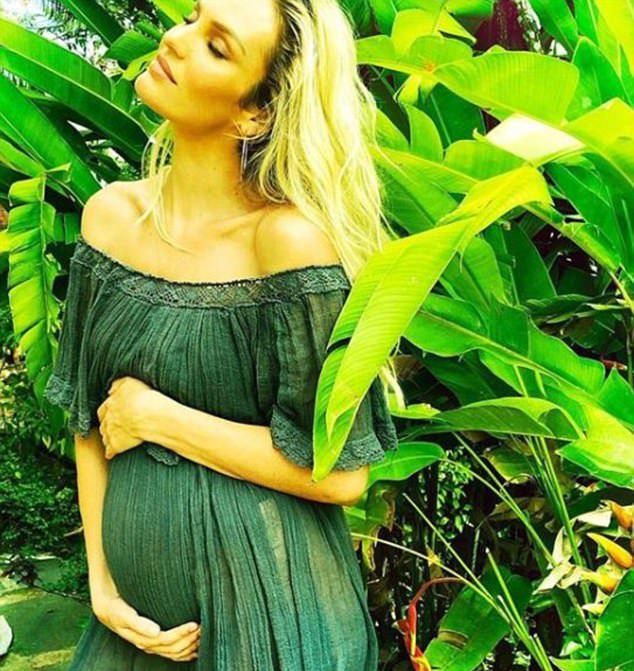 Кэндис Свейнпол объявила о второй беременности