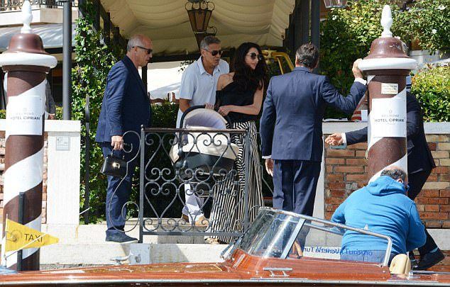 Джордж и Амаль Клуни замечены на прогулке с близнецами