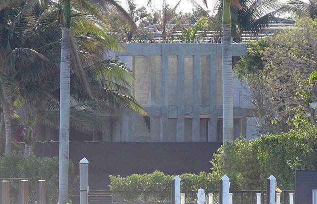 Дом Анны Курниковой и Энрике Иглесиаса в Майами защищен огромной стеной