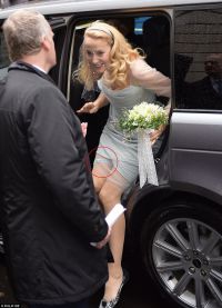 Выходя из авто, невеста в платье от Вивьен Вествуд, засветила подвязку на ноге