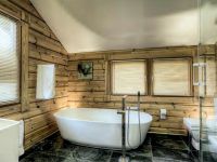 Kupaonica s drvenom kućom7