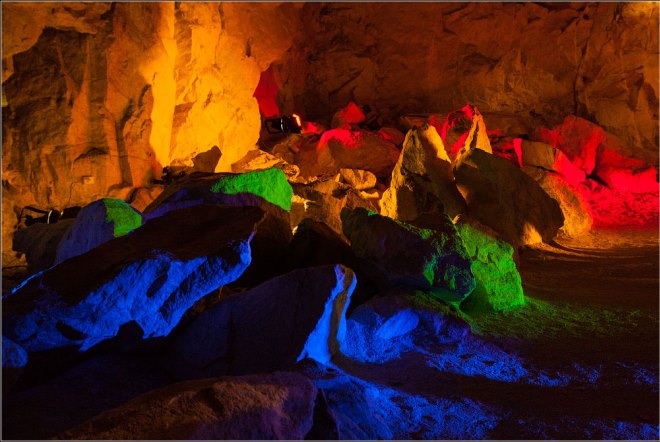 Удивительная подсветка пещеры