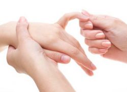bóle stawów palców przyczyny