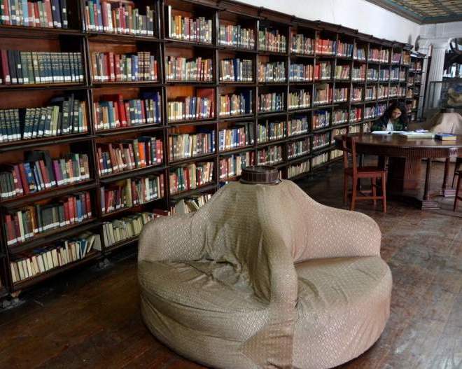 Уютные диванчики в зале библиотеки