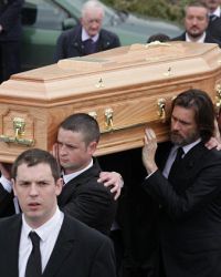 Керри принял участие в похоронах возлюбленной