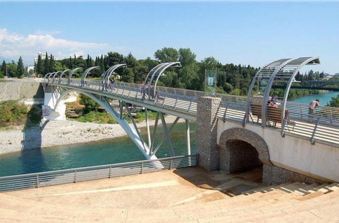 Пешеходный мост через Морачу