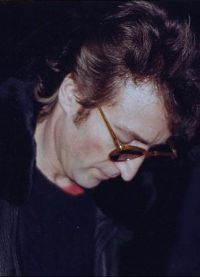 Джон Леннон дает автограф за несколько часов до смерти