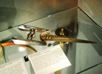 Старинный кинжал в Музее Давида