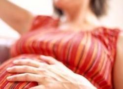 dlaczego w czasie ciąży pępek boli
