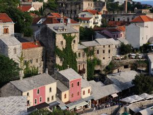 Вид на старый город Мостар с минарета мечети Махмеда-паши