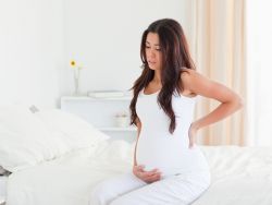 защо болката в стомаха боли по време на бременност