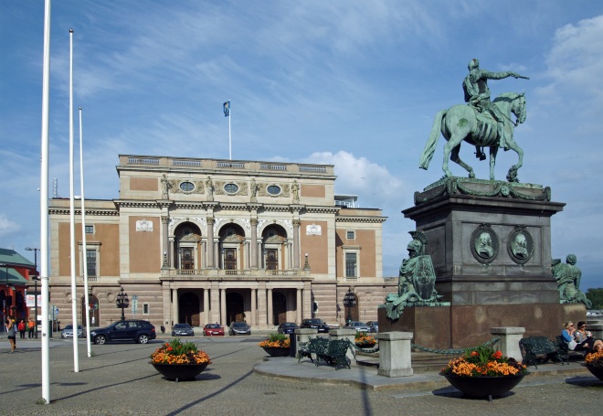 Перед театром расположен памятник королю Густаву III