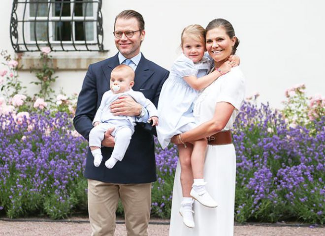 Кронпринцесса Виктория с супругом принцем Даниэлем и детьми - принцессой Эстель 