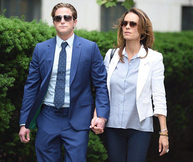 Кэмерон Дуглас со своей подругой Вивиан Тибес направляются в здание суда