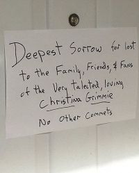 Записка  прикрепленная к двери дома  в Сент-Питерсберга  во Флориде