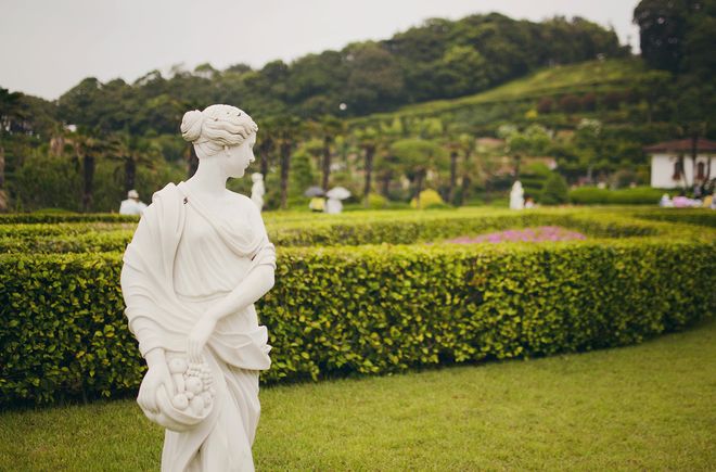 Стилизованные скульптуры в ботаническом саду Ведо