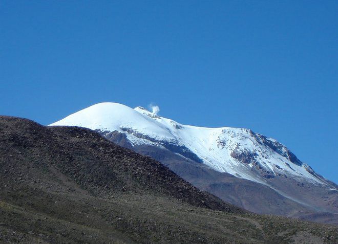 Заснеженная вершина вулкана Гуальятири