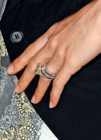 Энрике Иглесиас подарил спортсменке шикарное обручальное кольцо
