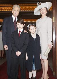 майкл Дуглас с женой  и детьми
