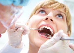 Žvečilni gumi je prizadet z modrostjo zob, kaj storiti