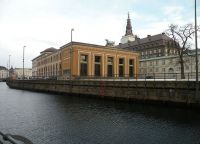 Музей стоит на берегу канала