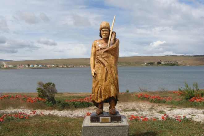 Памятник индейцу из племени селькнамов, обитавших на здешних землях