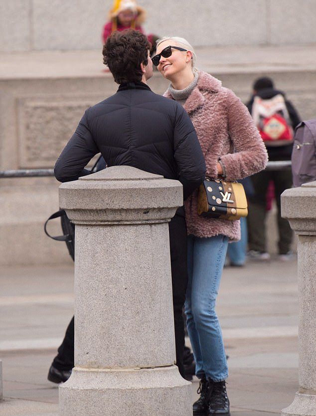 Пара Карли Клосс и Джошуа Кушнер на прогулке в Лондоне