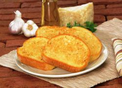 krutony bílého chleba s česnekovou receptou