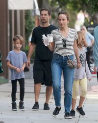Тоби и Дженнифер с сыном и дочкой на прогулке в воскресенье