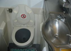 jak používat toaletu v letadle