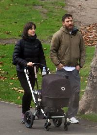 Том Харди и Шарлотта Райли на прогулке с ребенком